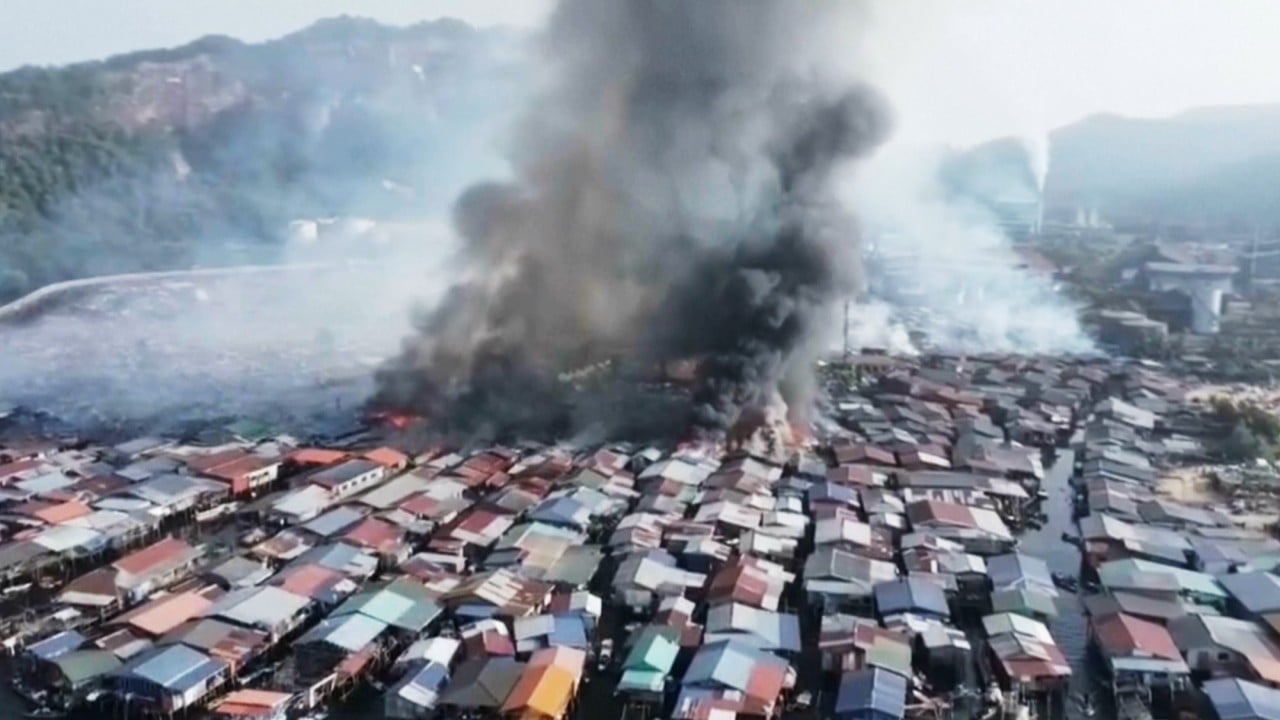 Blaze destroys over 1,000 homes in Malaysian water village