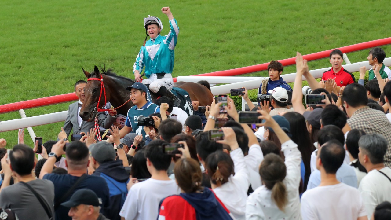 Jockey James McDonald laps up the love from fans at Sha Tin after Romantic Warrior’s win in the 2024 QEII Cup. Photos: Kenneth Chan