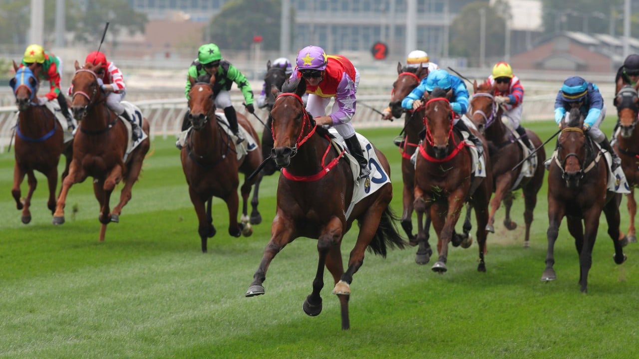 Almighty Lightning wins impressively on debut.