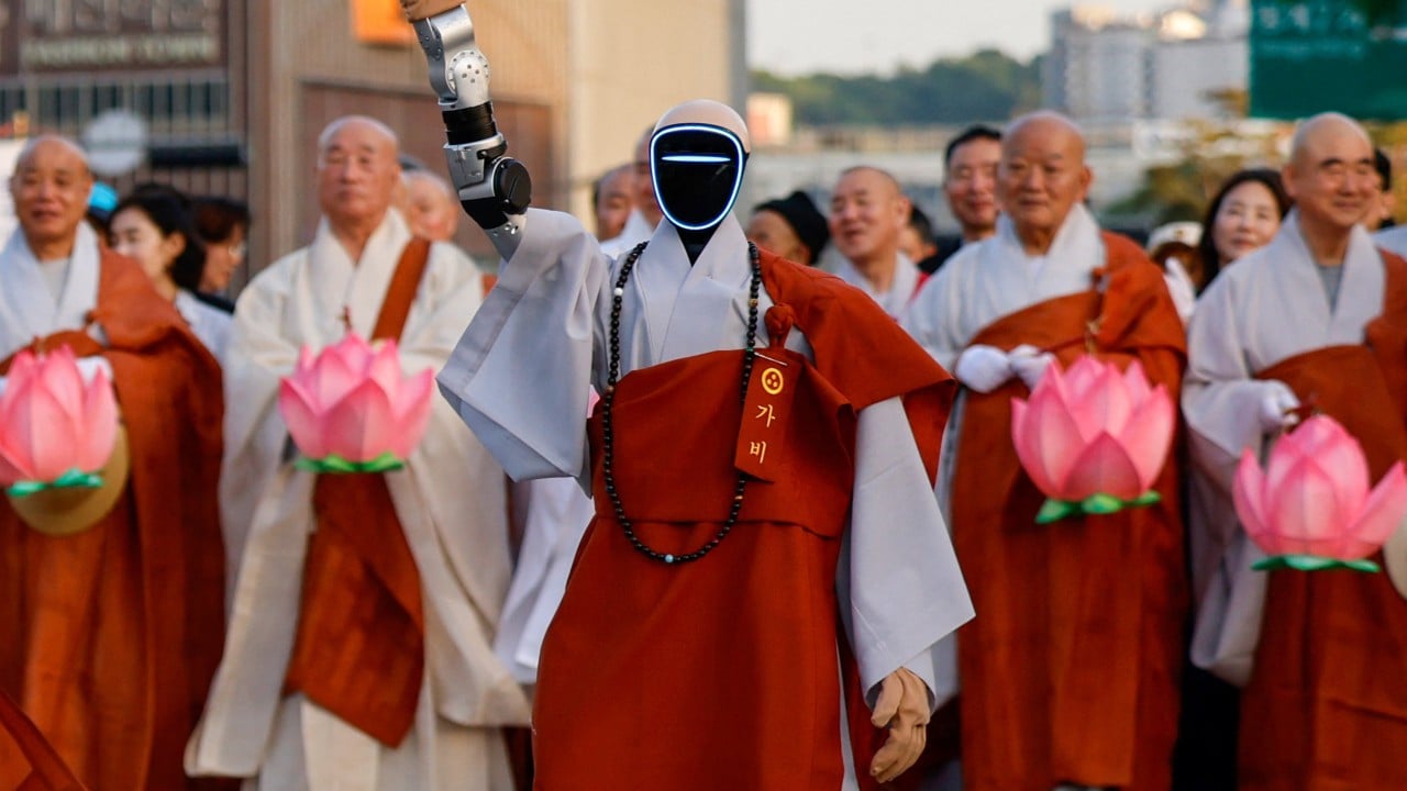 Robo-monks lead Seoul’s Lotus Lantern Festival