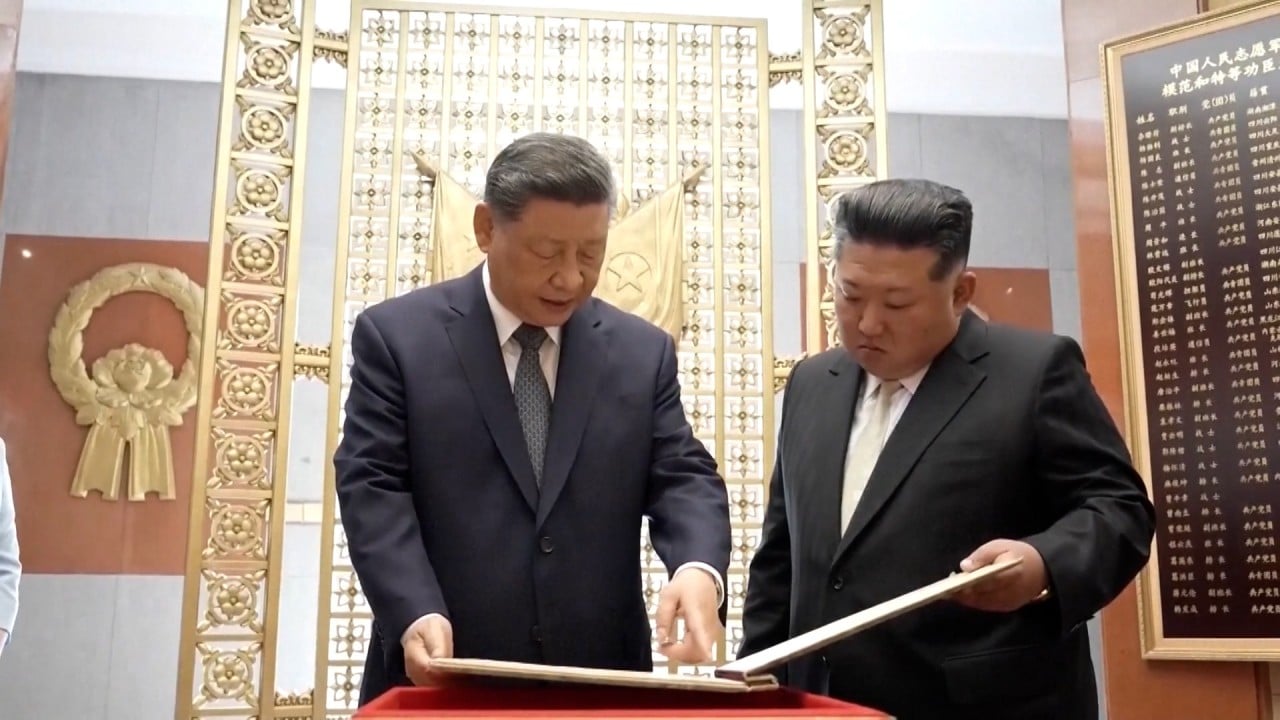 Xi visits Korean war memorial for Chinese Soldiers