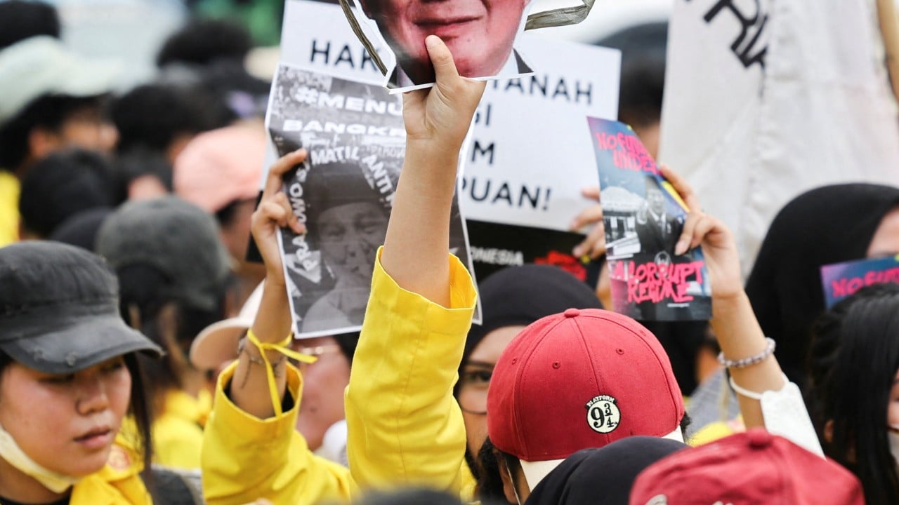 Indonesian students protest against rising fuel prices