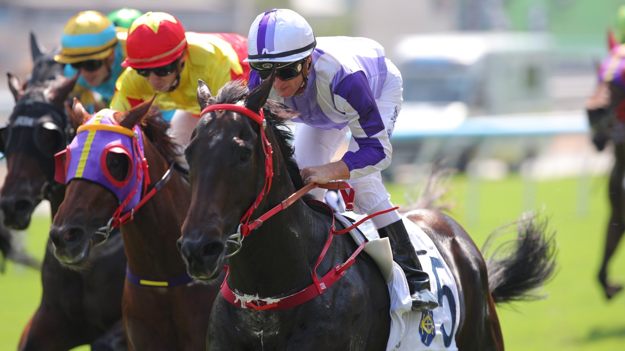 Robot Lucky Star, ridden by Zac Purton, wins at Sha Tin. Photos: Kenneth Chan