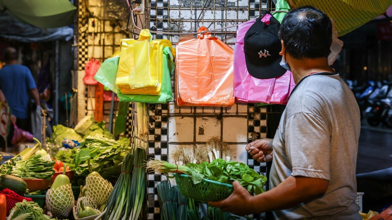 Taiwanese vendors grapple with soaring plastic costs