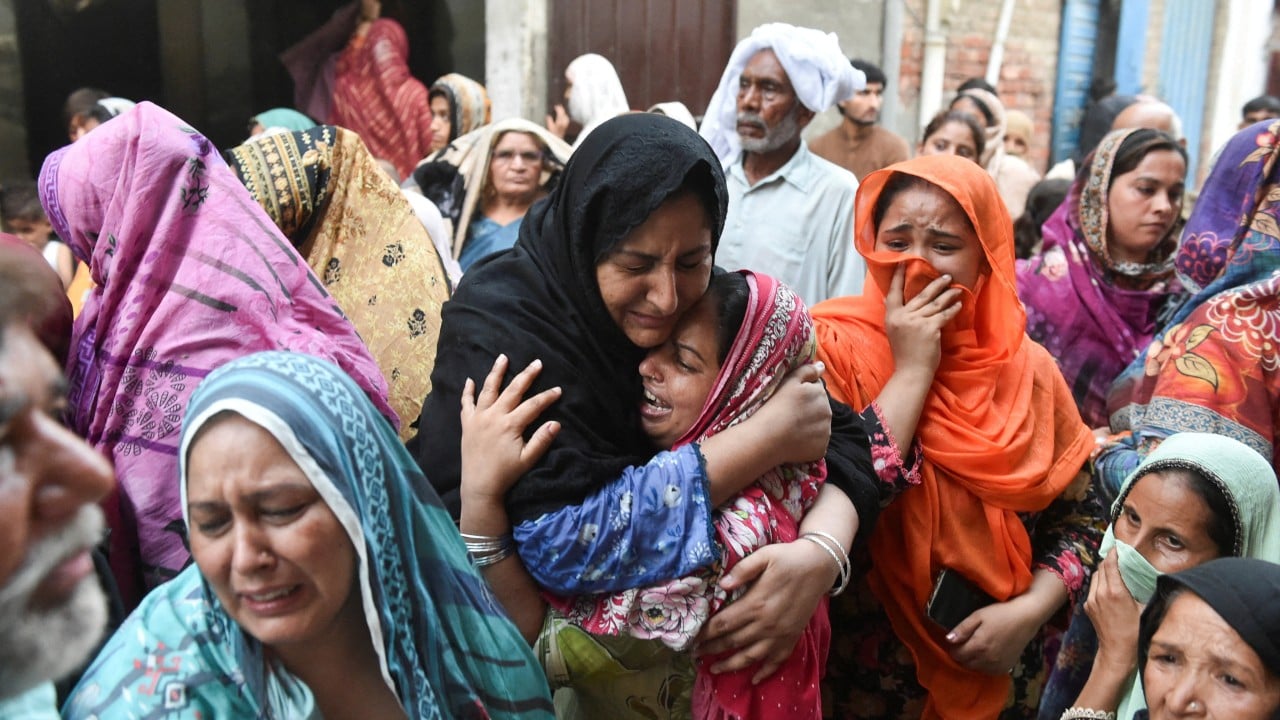 Roof collapse in Pakistan kills 14 children
