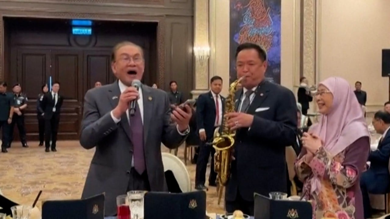 Thai, Malaysian leaders belt out Sinatra classic