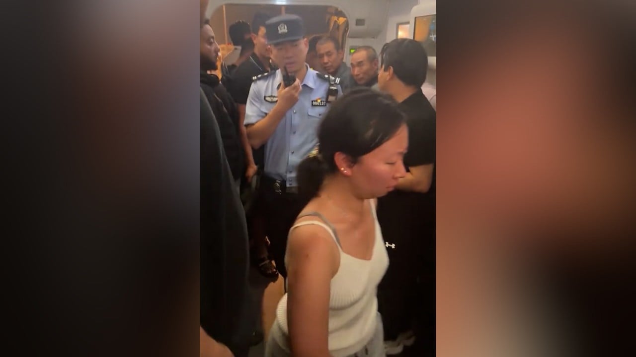 Emirates passengers stuck on tarmac in China for 10 hours