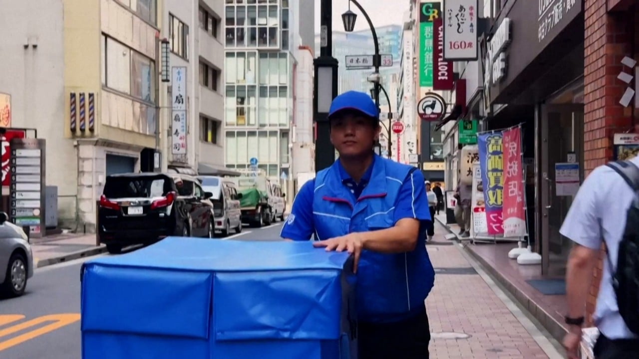 Delivery staff sweat through Japan heatwave