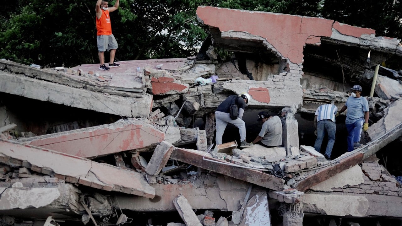 Powerful quake in Colombia kills over 100