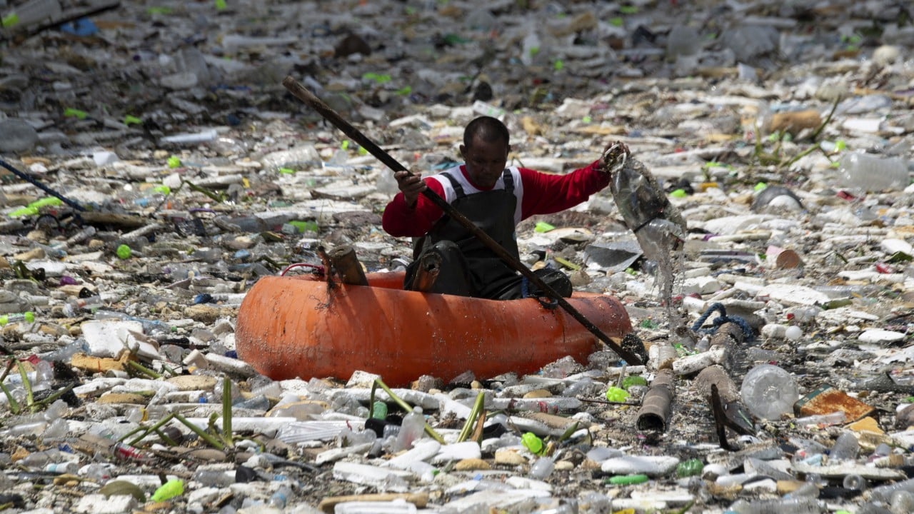 Days of heavy rain clogs Manila’s waterways