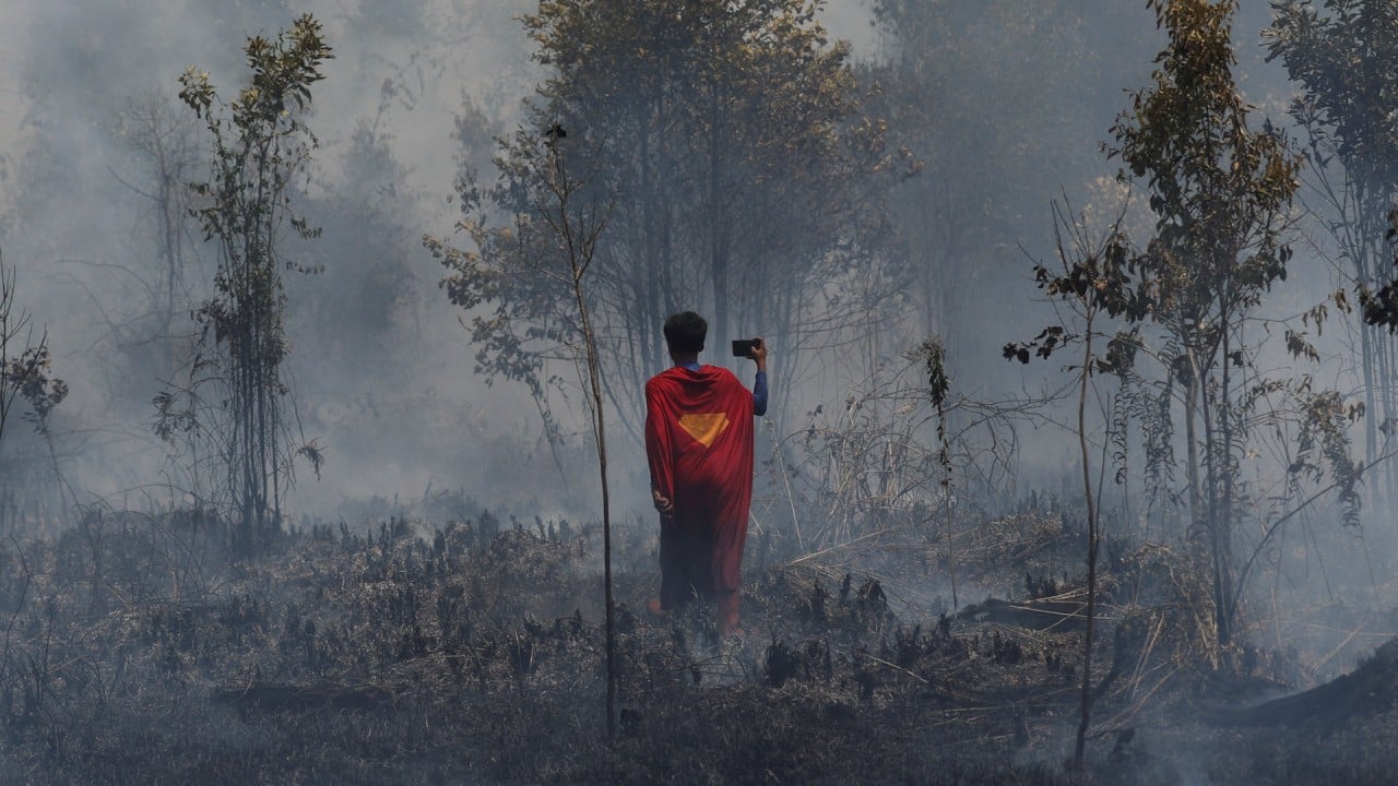 ‘Superman ’  helps fight Indonesian wildfires