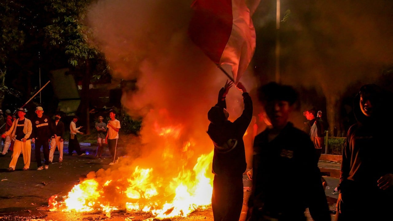 Anti-graft protesters clash with police in Indonesia