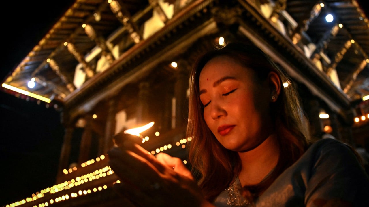Families pray for flood victims on day of mourning in Nepal