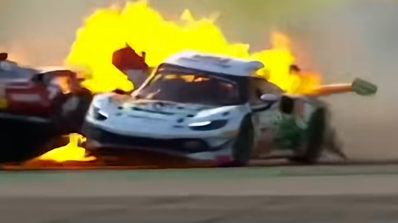 Racing driver pulls rival from a burning car at China GT