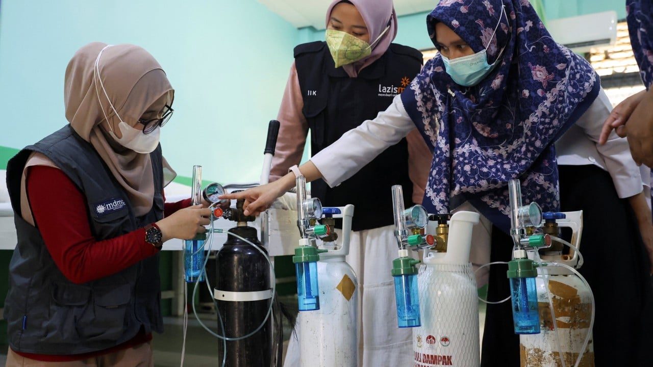 Indonesian volunteers deliver oxygen tanks as wildfire haze worsens
