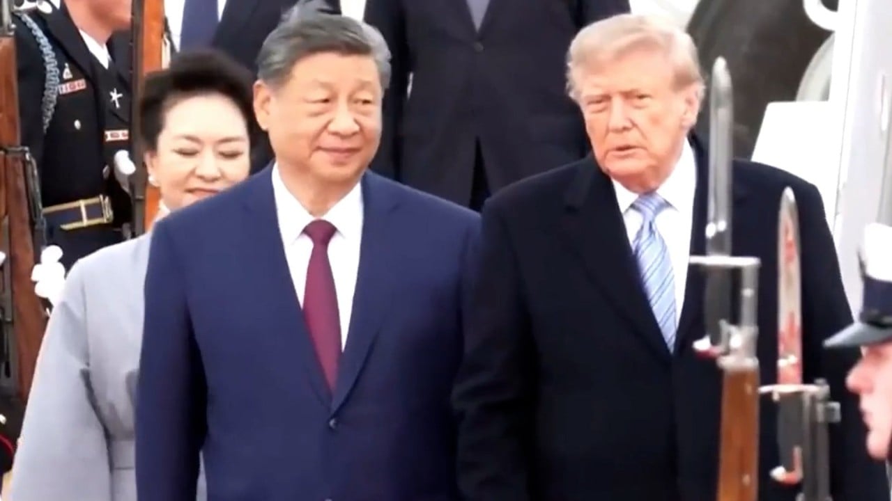 Trump greets Xi on airfield