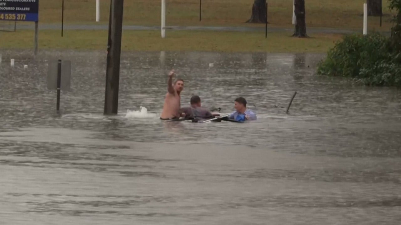 TV reporter rescues man from sinking car
