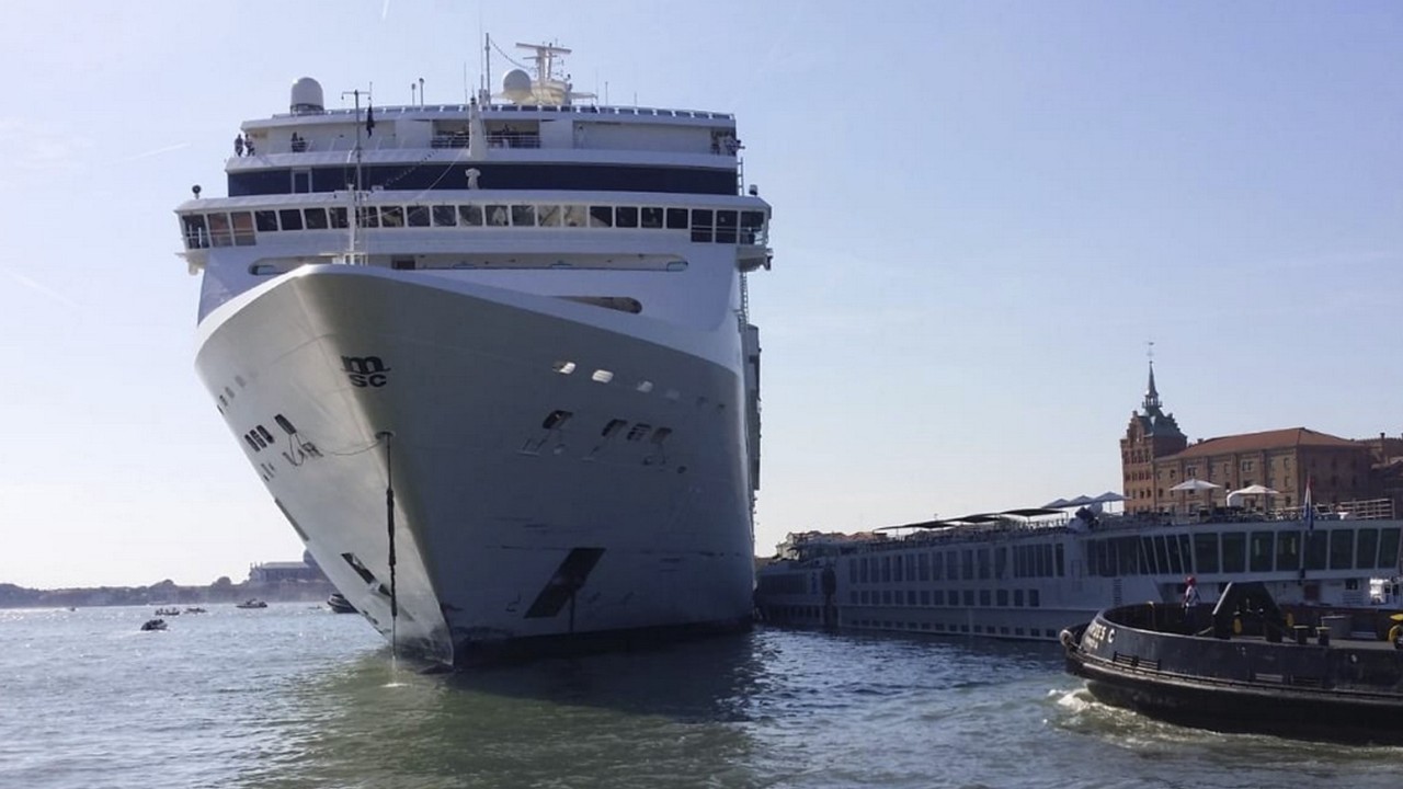 Cruise Ship Slams Into Venice Wharf Sending Tourists Fleeing South China Morning Post
