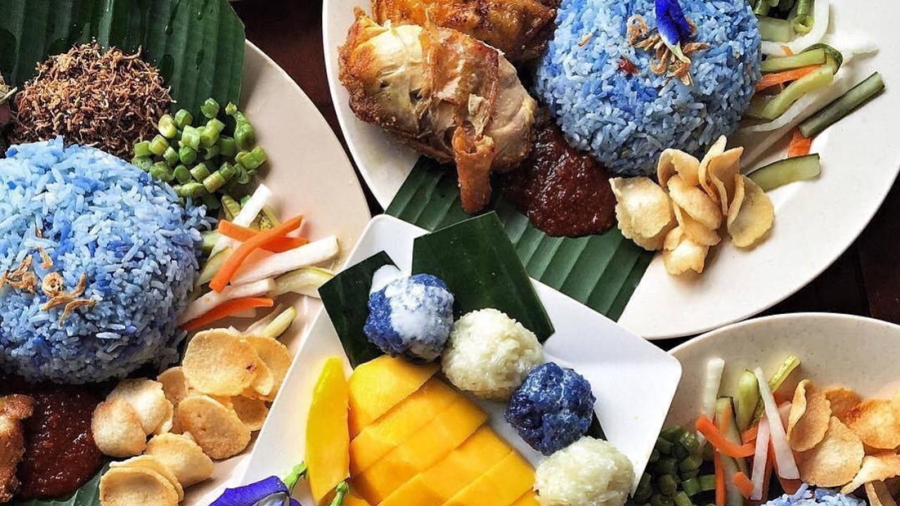 From Cendol To Nasi Lemak The Top 10 Malaysian Foods Everyone Should Try South China Morning Post Considered indonesia's national dish, this take on asian fried rice is often made with sweet, thick soy sauce called kecap (pronounced ketchup) the baju kurung (jawi: the top 10 malaysian foods everyone