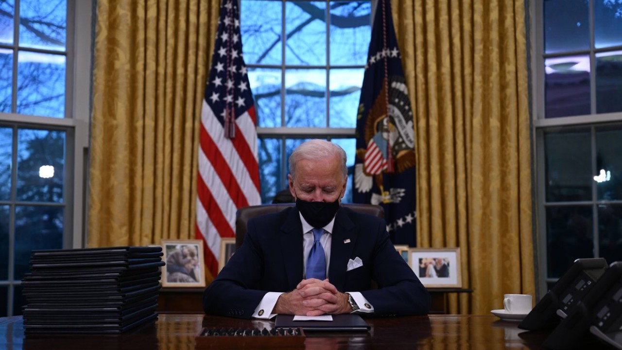 Inside Biden S Oval Office New Rug Chair And No More Trump Diet Coke Button