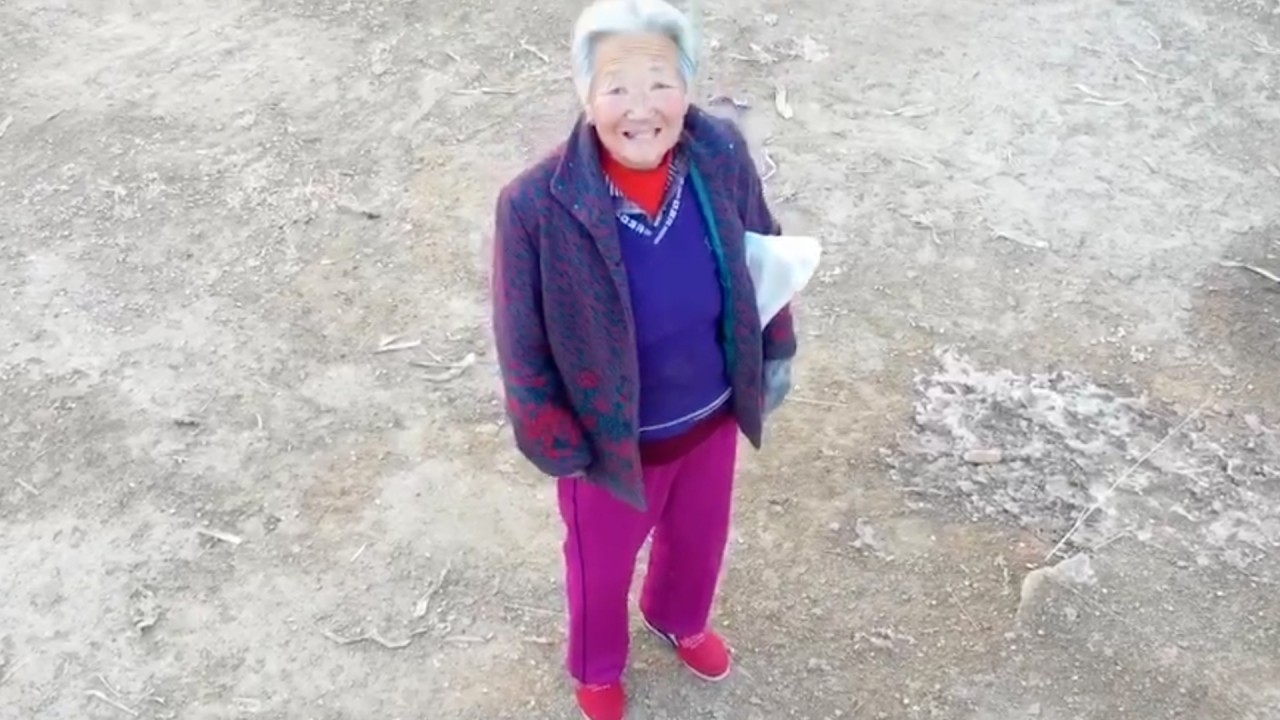 Man uses drone to persuade villagers to wear masks in China