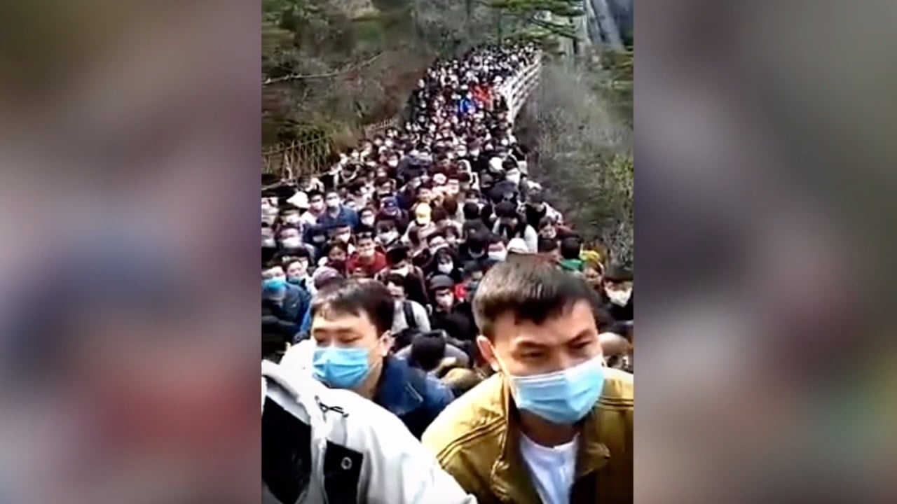Chinese tourist site swamped with tens of thousands of visitors