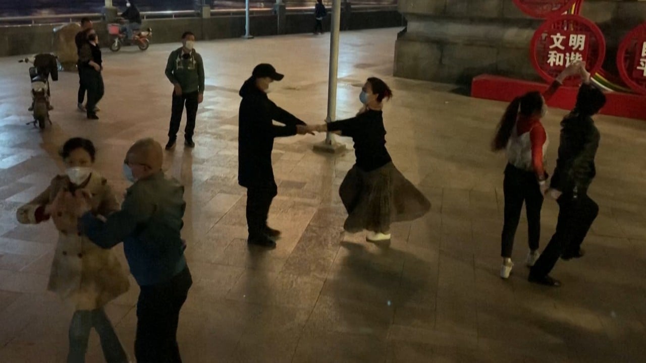 Las tías y tíos bailarines de Wuhan vuelven a las calles después de que la ciudad china levantara el bloqueo del Covid-19