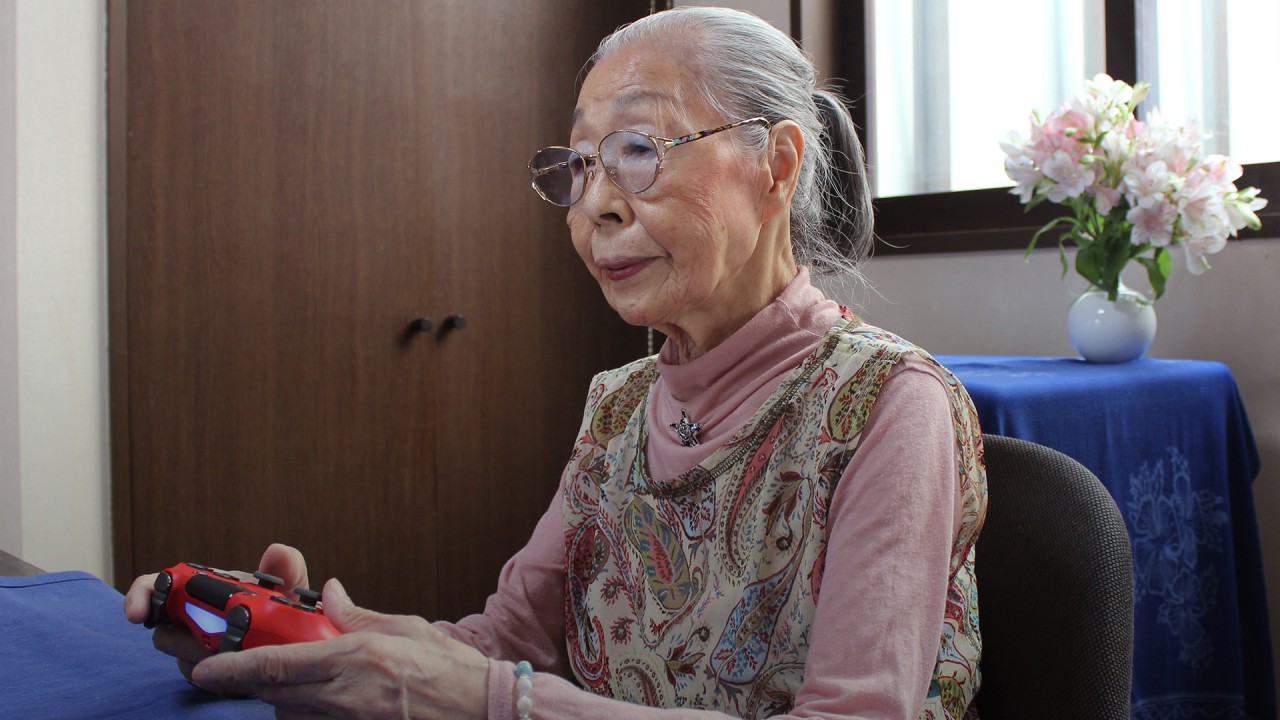 90-year-old Japanese grandma flexes fingers for video gaming pic