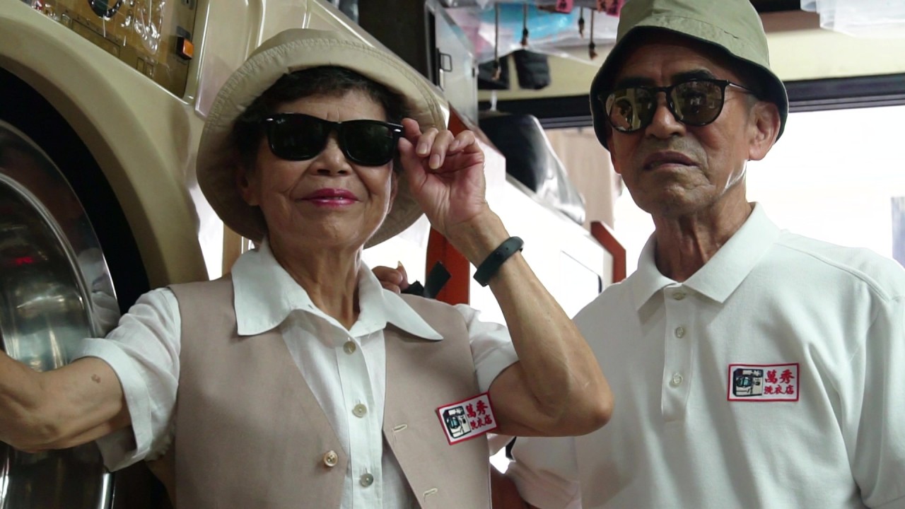 Taiwanese couple becomes viral through modeling abandoned clothes
