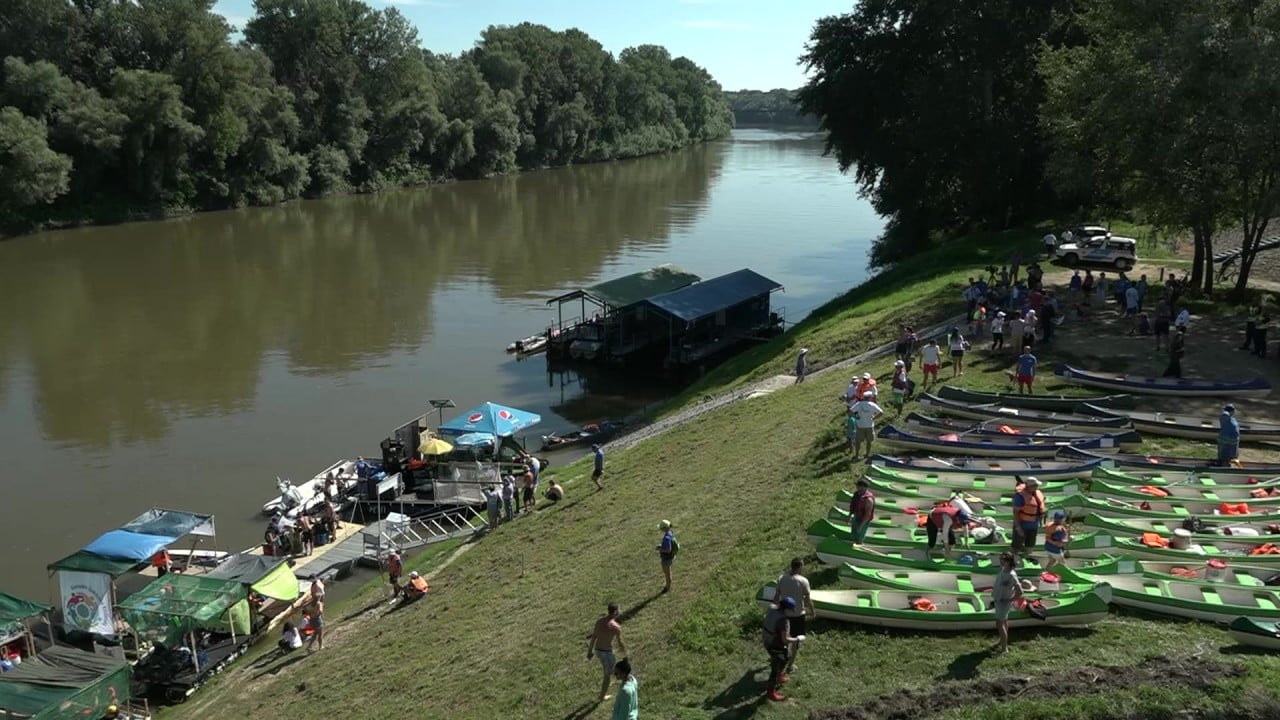 Hungarian river race to collect waste