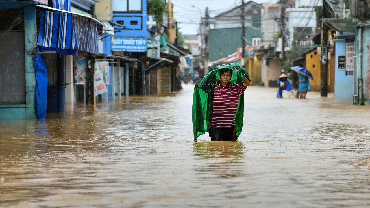 Погода вьетнам вода. Наводнение Вьетнам. Вьетнам Хошимин наводнения. Оранжевый дождь Вьетнам. South Korea Floods.