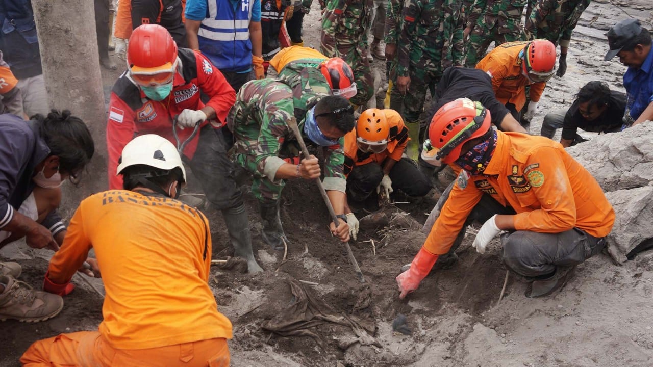 Indonesia Raises Semeru Volcano Alert, Fearing Another Deadly Eruption ...