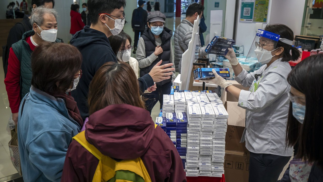 Covid-19: First of 1,000 medical workers from mainland China ...