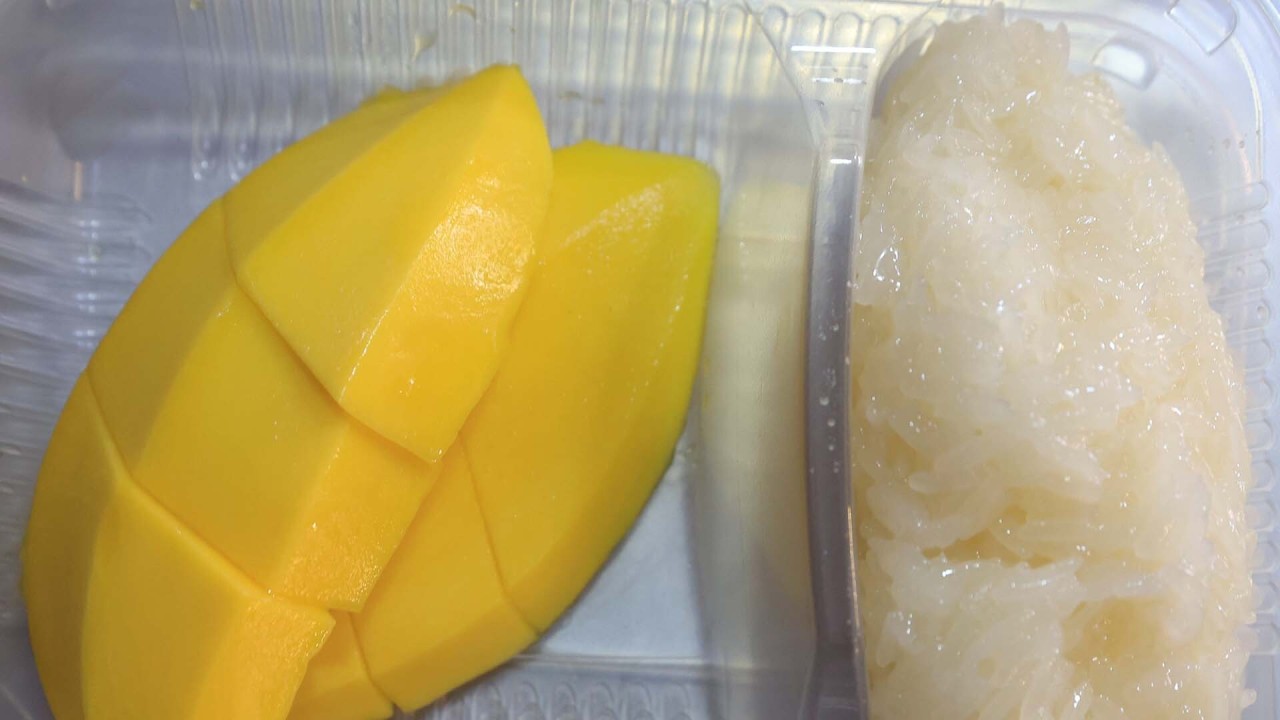El postre de arroz pegajoso con mango se agota en Tailandia después de que el rapero 'Milli' se presentara en Coachella