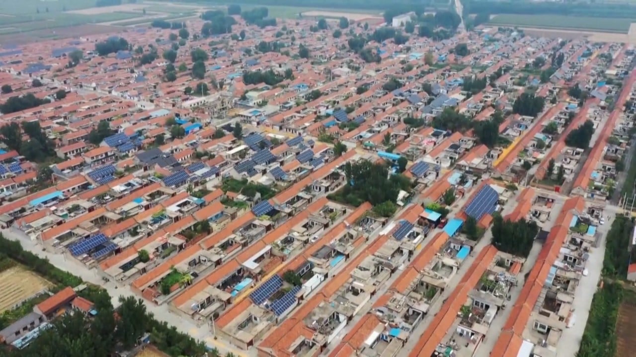 Các tấm pin mặt trời trên mái nhà giúp mang lại năng lượng giá cả phải chăng cho dân làng Trung Quốc