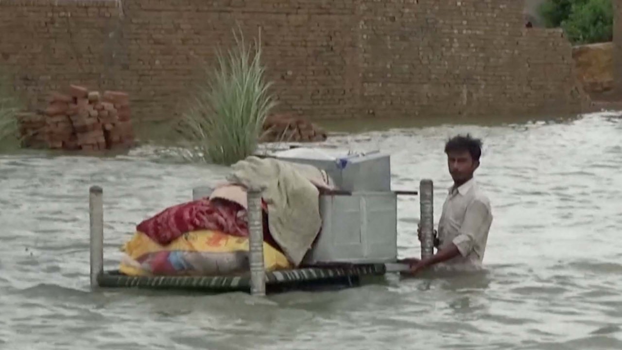Pakistan floods: death toll tops 1,000 as tens of thousands forced to ...