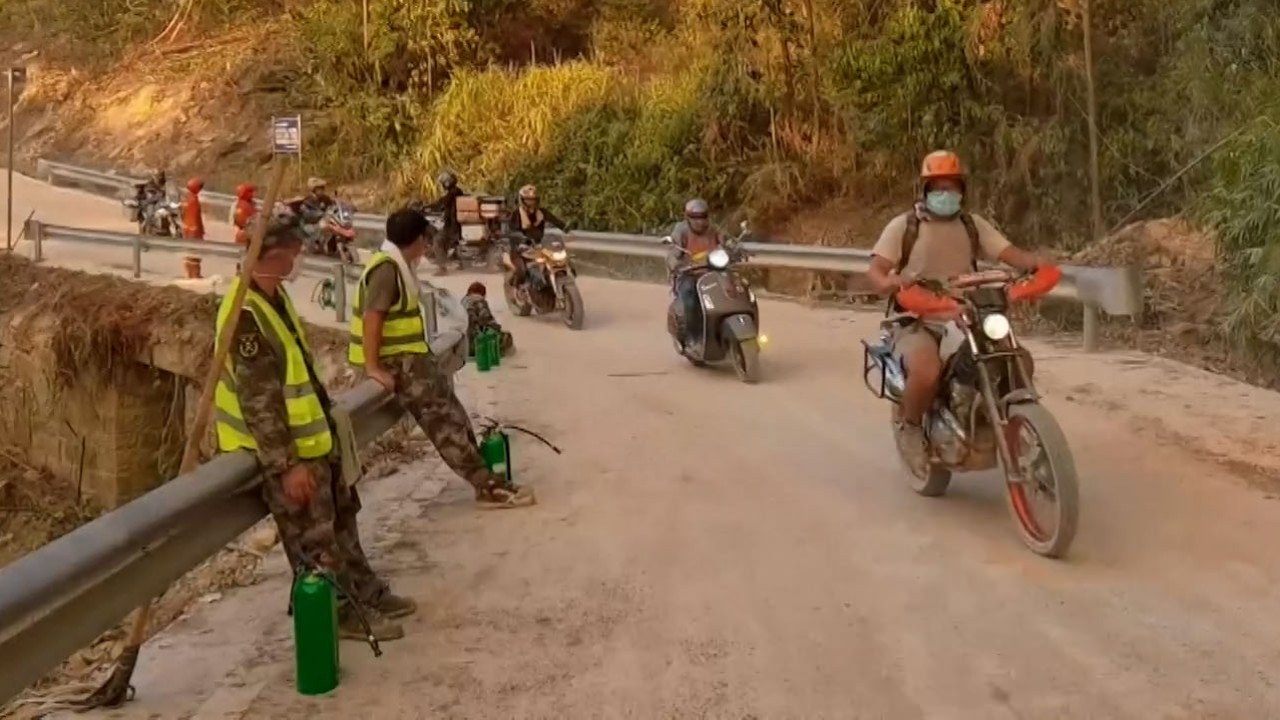Volunteer motorcyclists help firefighters battle wildfire in Chongqing amid record heatwave