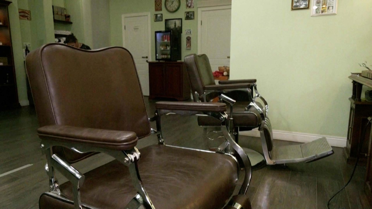 Moscow barbers struggling for business as Russia’s men vanish after partial mobilisation 