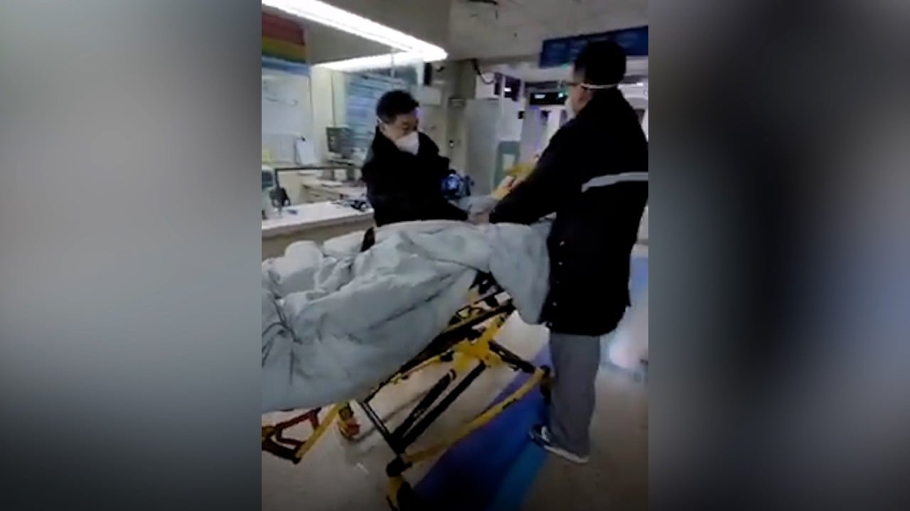 Dentro de un hospital abarrotado de Beijing que lucha contra el aumento de Covid en China