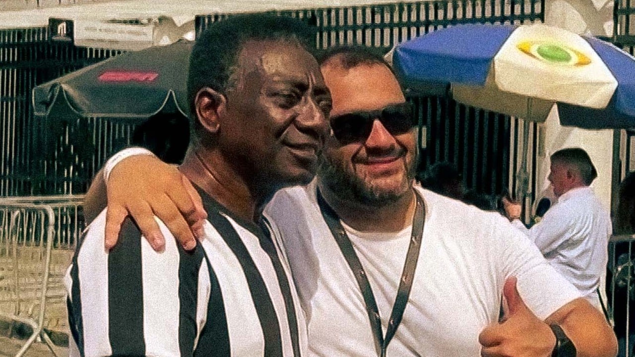 Pele lookalike mourns Brazilian football legend