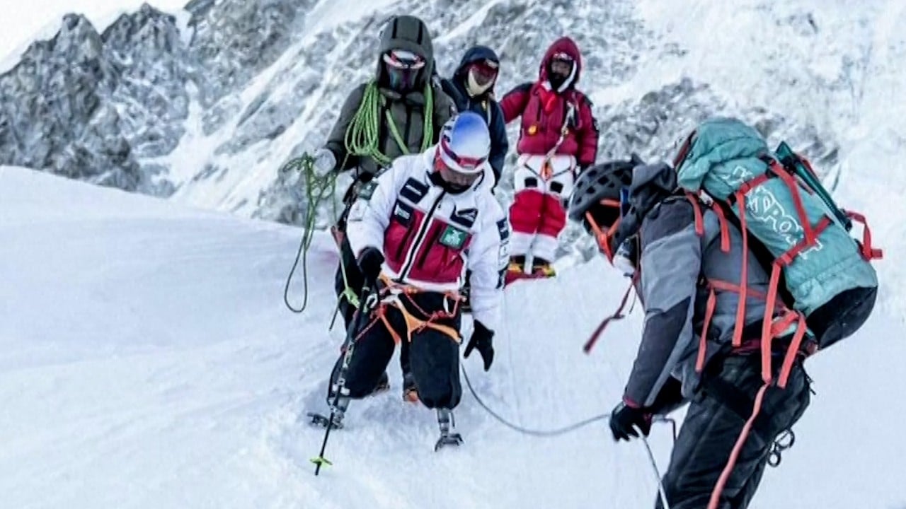 ‘En el pináculo de la humanidad’: escaladores chinos elogiados por abandonar el Everest a metros de la cima para salvar a un montañero en coma