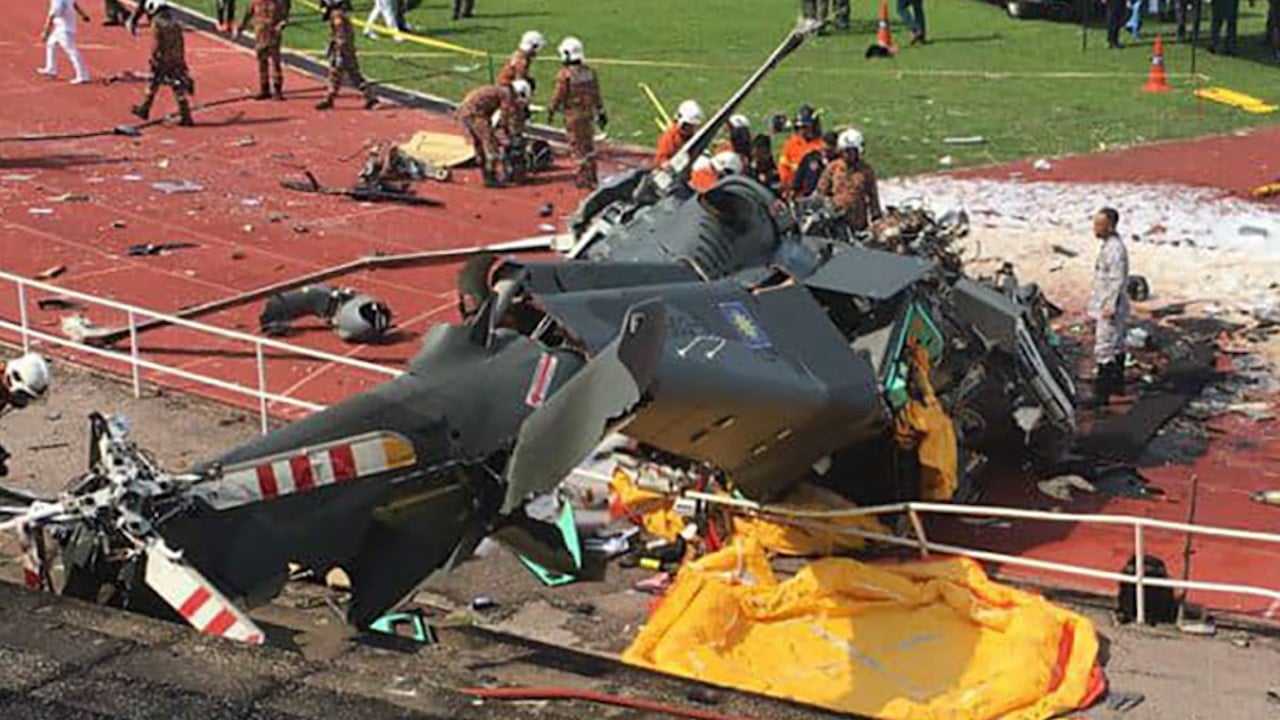 马来西亚人哀悼直升机坠毁受害者，一些人要求高级海军军官辞职