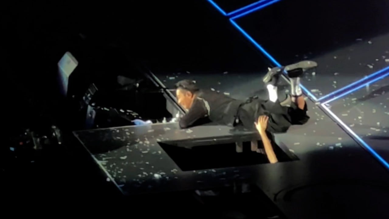 Singer Andy Lau nearly falls through trap door in Shenzhen