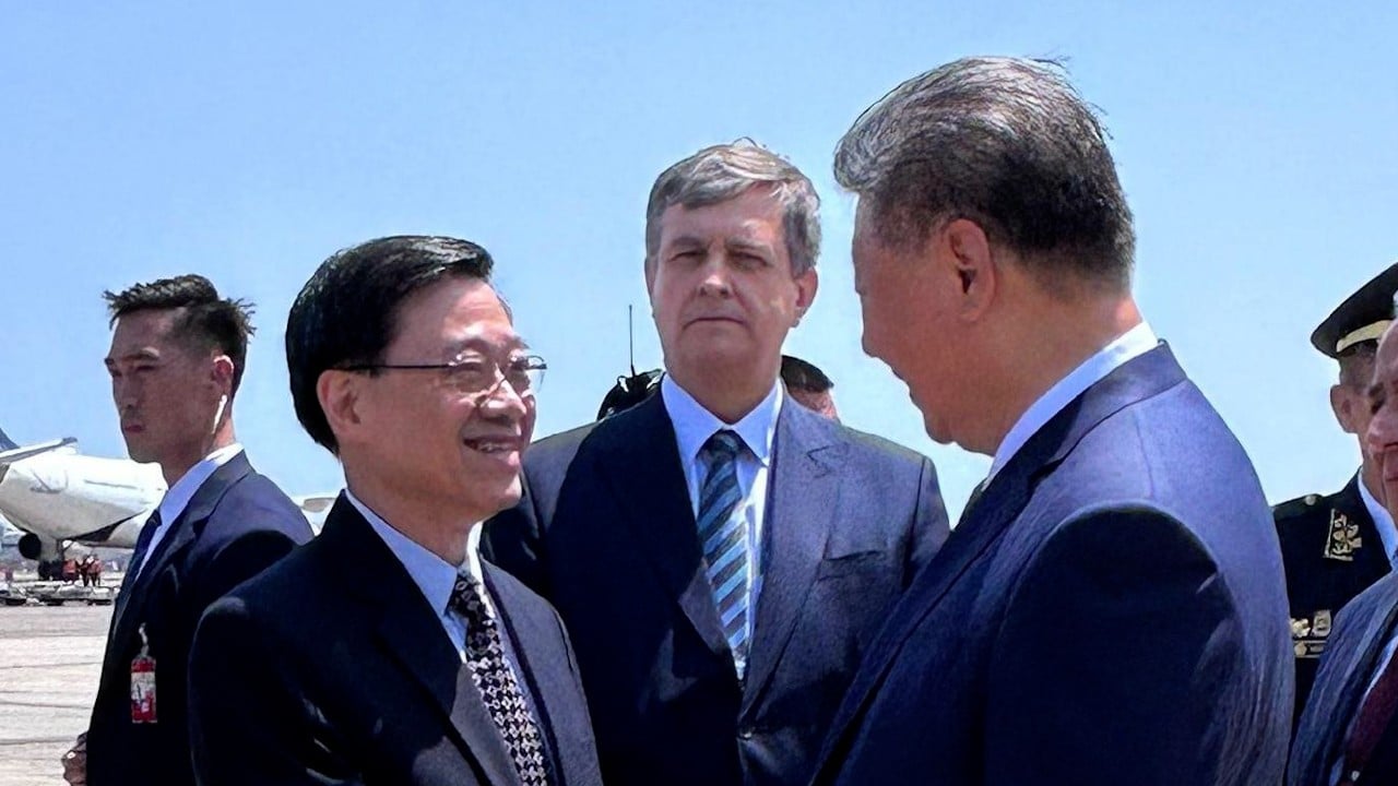  Hong Kong CE greets President Xi at Lima airport