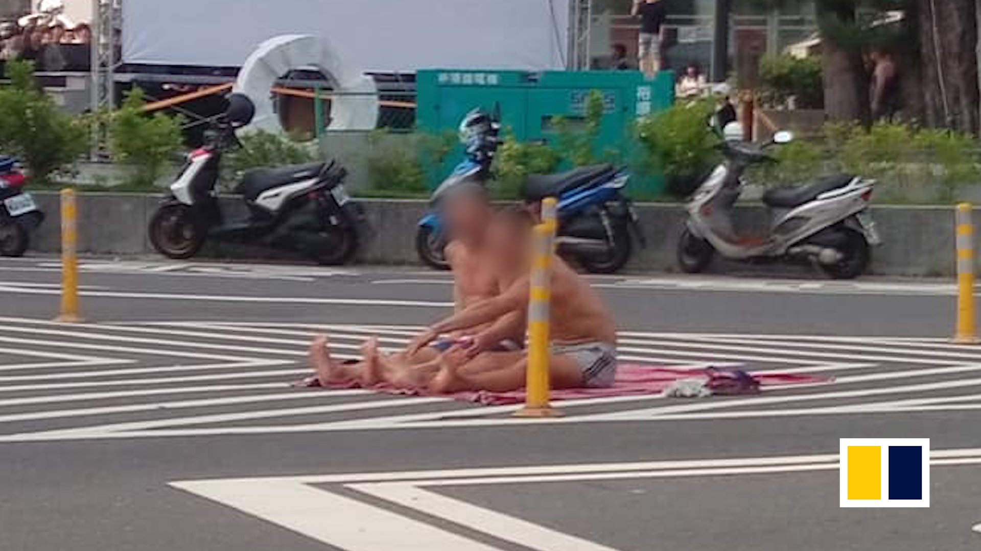 Foreigners sunbathe on road in Taiwan
